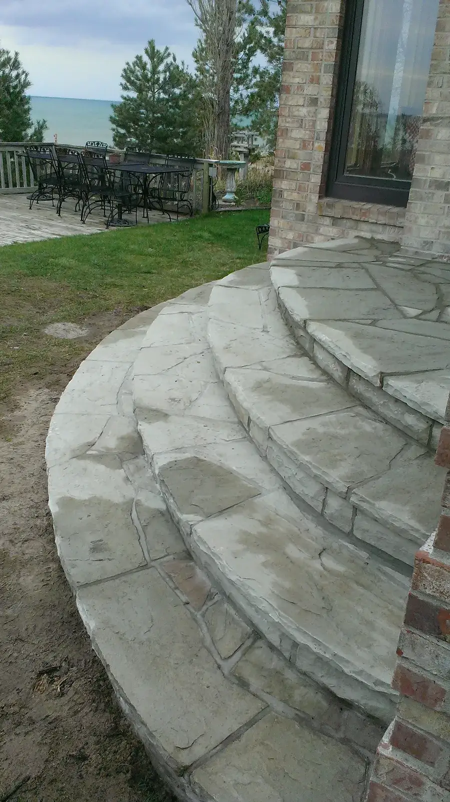 Curved flagstone stairs, mortared on concrete